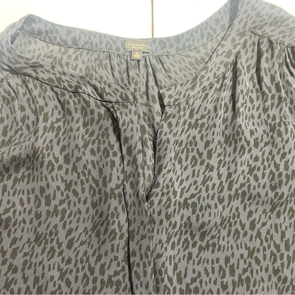 Babaton Aritzia Gray & Black Leopard/Cheetah Print Silk Button Down Shirt M - Picture 5 of 12